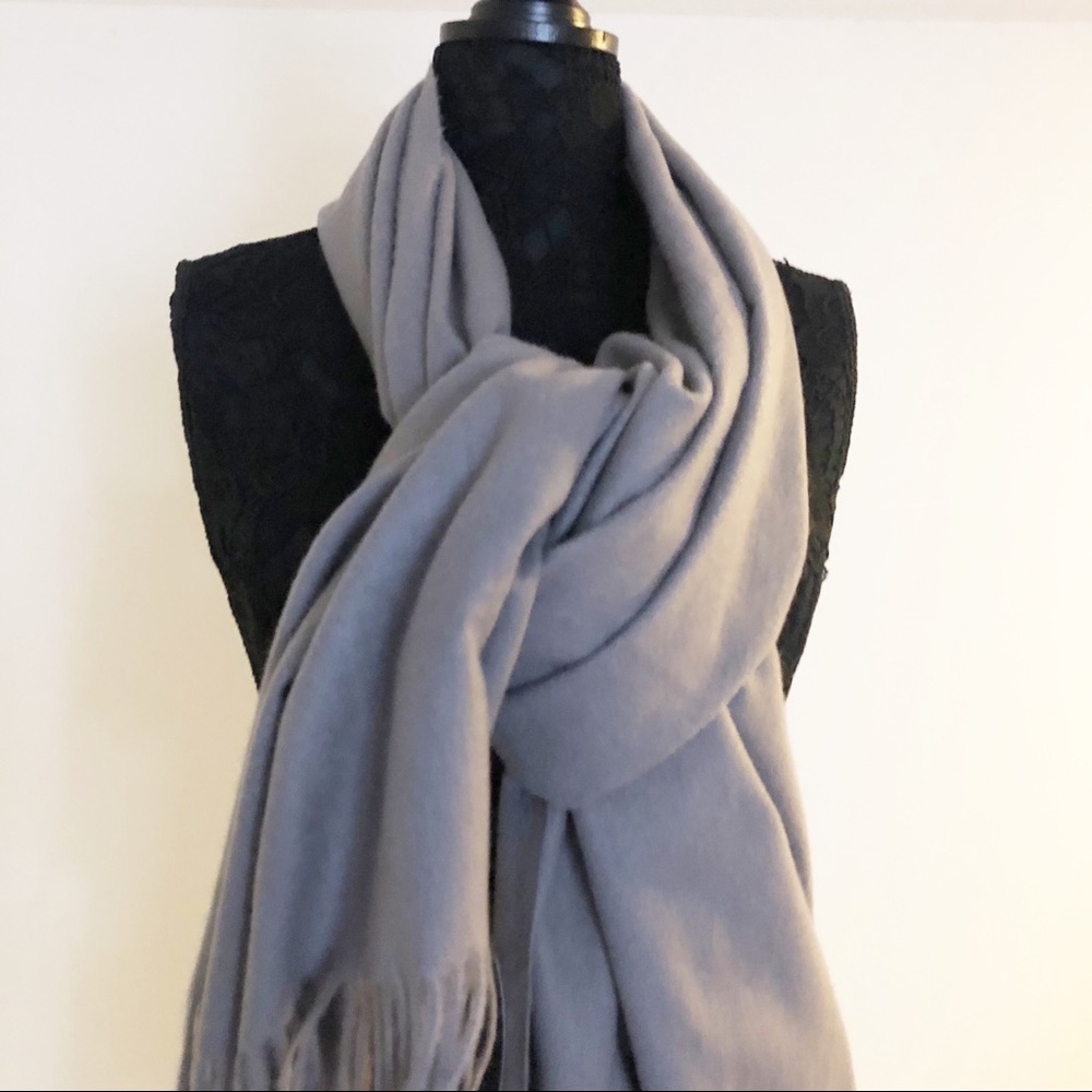 STEVE MADDEN cozy gray BLANKET WRAP soft Scarf NWT Fringe edges GIFT - Picture 3 of 7